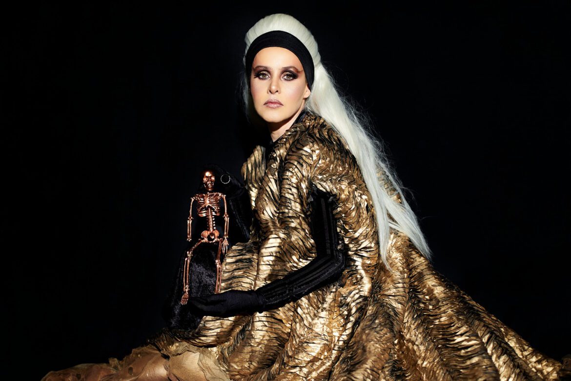 Leona Cavalli em O Elogio da Loucura no Teatro Unip