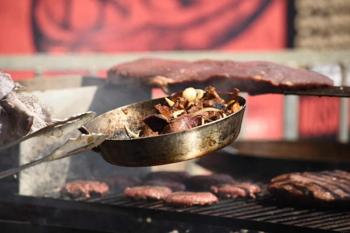 Festival ao ar livre reúne o melhor do churrasco e da música brasiliense