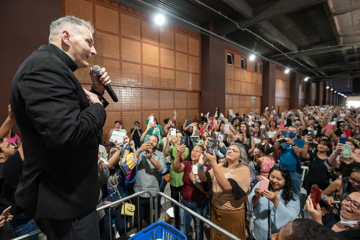Padre Marcelo Rossi realiza dia de autógrafos no Pátio Brasil