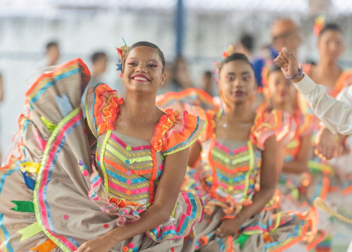 Apresentações de quadrilhas juninas nas escolas e oficinas de maquiagem para grupos marcam o Giro Cultural