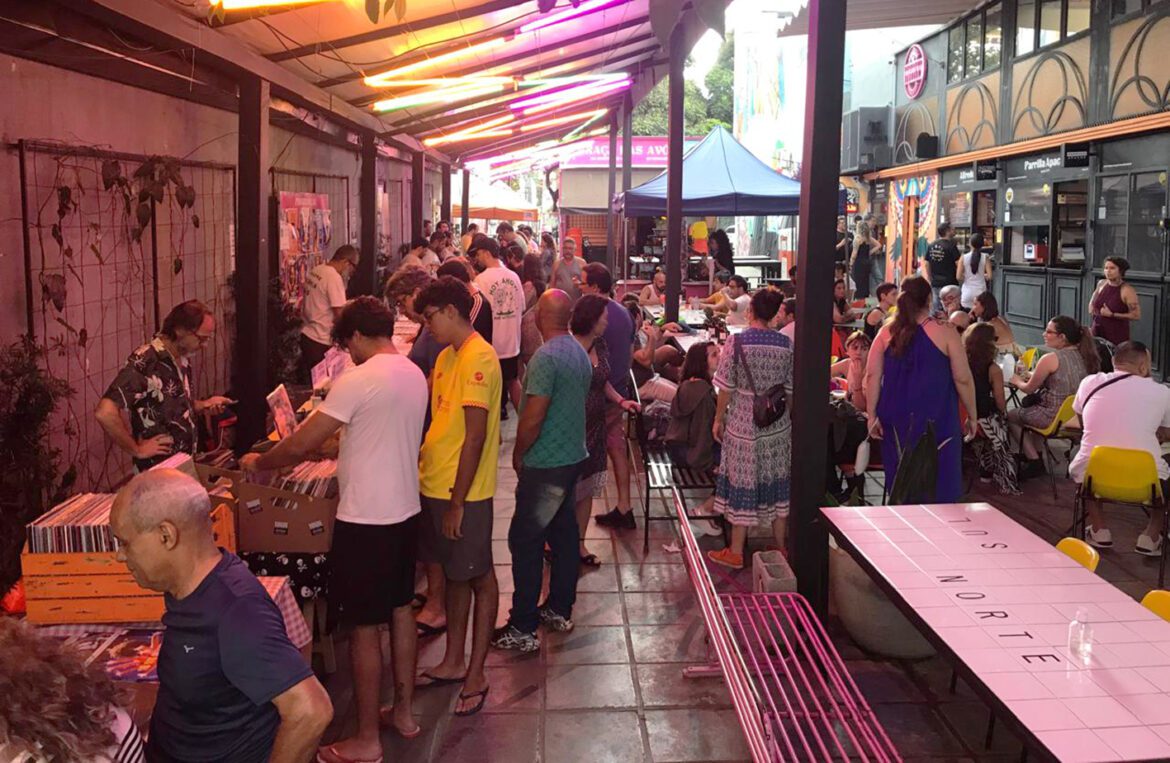 Tropicália! Feira de Discos traz Gabriel Thomaz ao Infinu