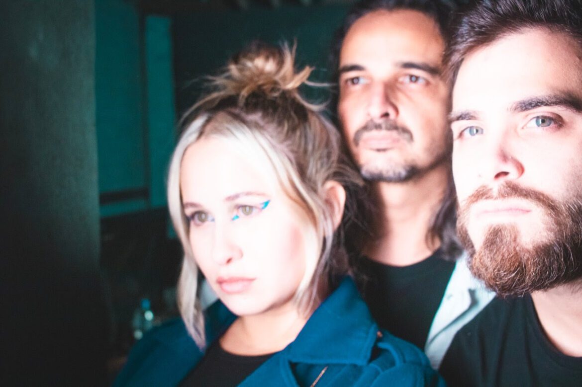 Plutão Já Foi Planeta lança o single "Ísis" como presente para mãe e filha