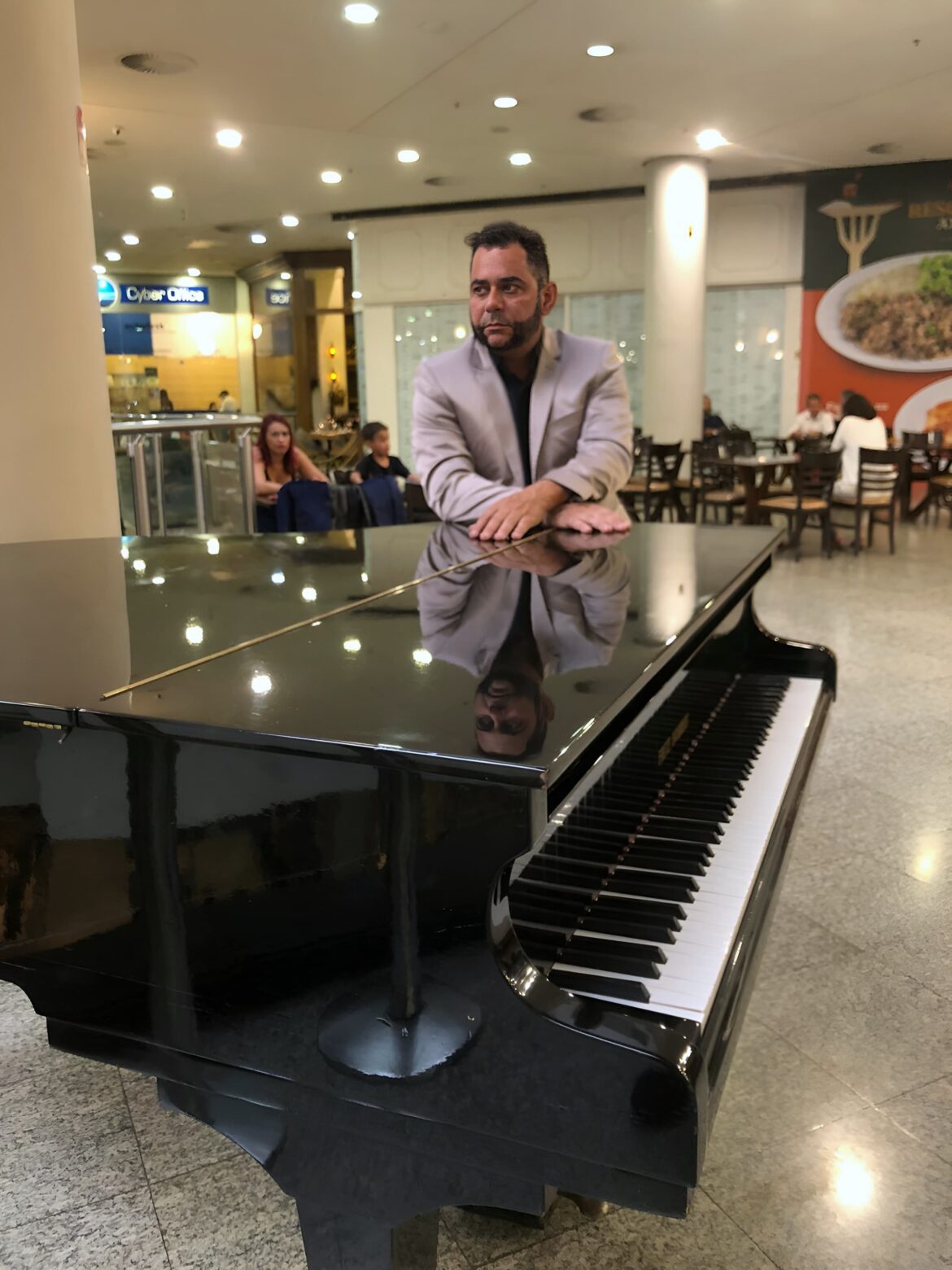 Fabiano Pianista faz show em Águas Claras no dia dos namorados