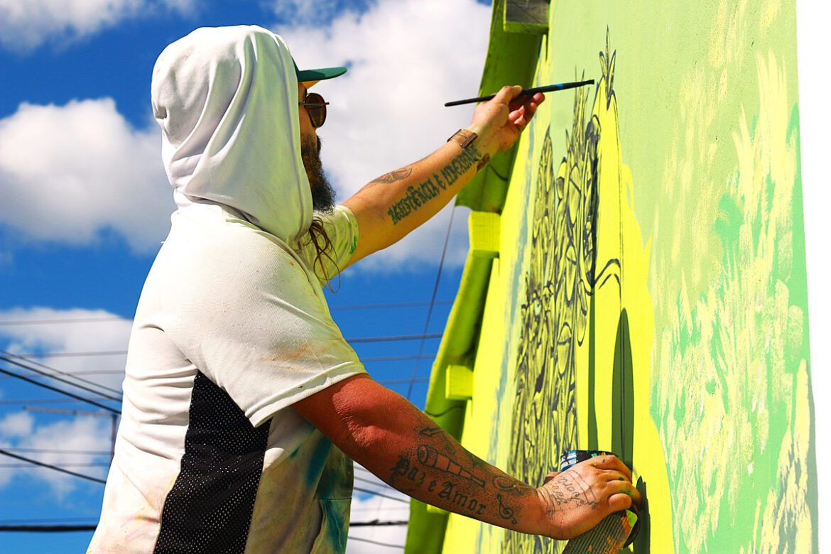 Artistas se unem para colorir muros com arte urbana em São Sebastião