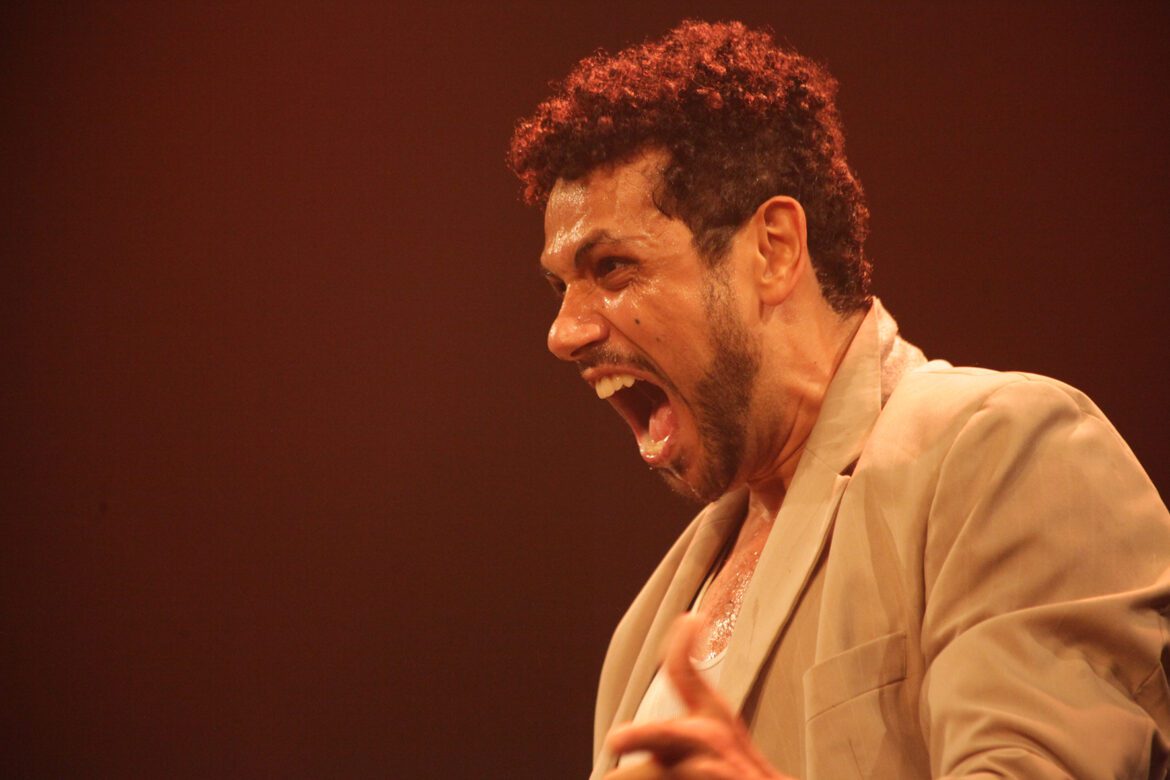 Amaury Lorenzo na peça A Luta em temporada no Teatro Unip