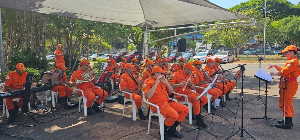 Banda de música do Corpo de Bombeiros do DF se apresenta no Conjunto Nacional
