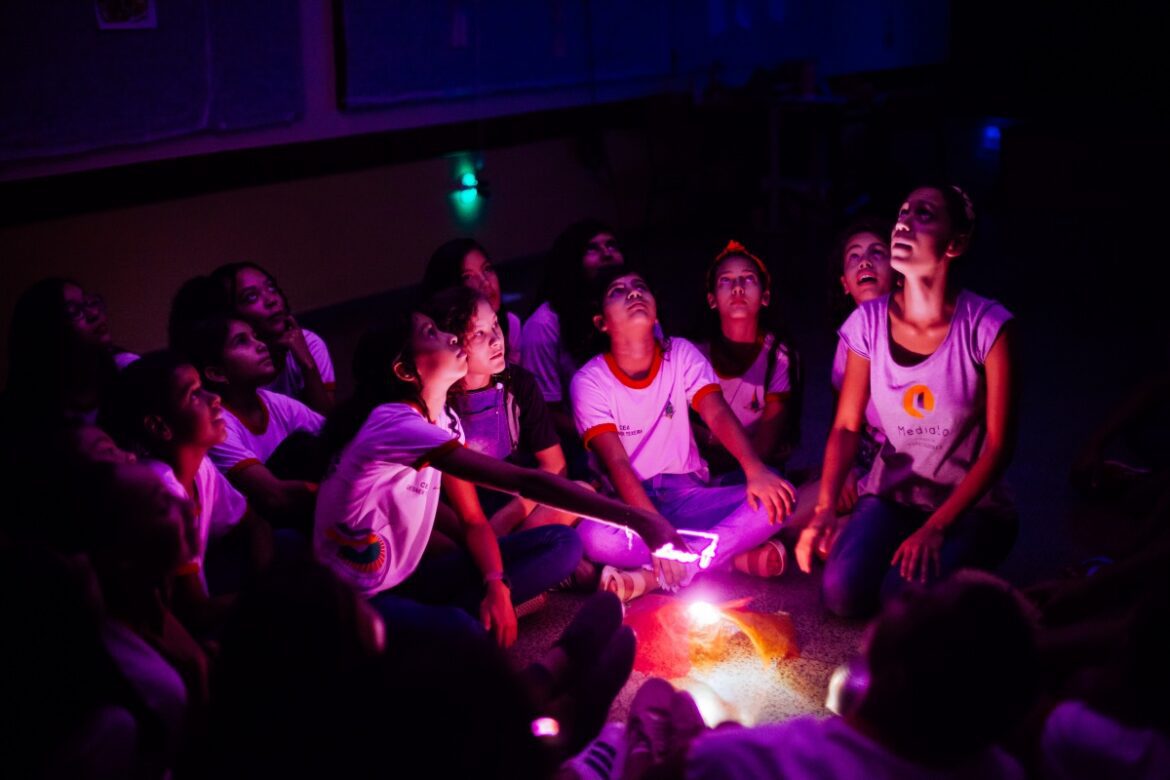 Volta às aulas: visitas mediadas promovem a conexão entre estudantes e a arte