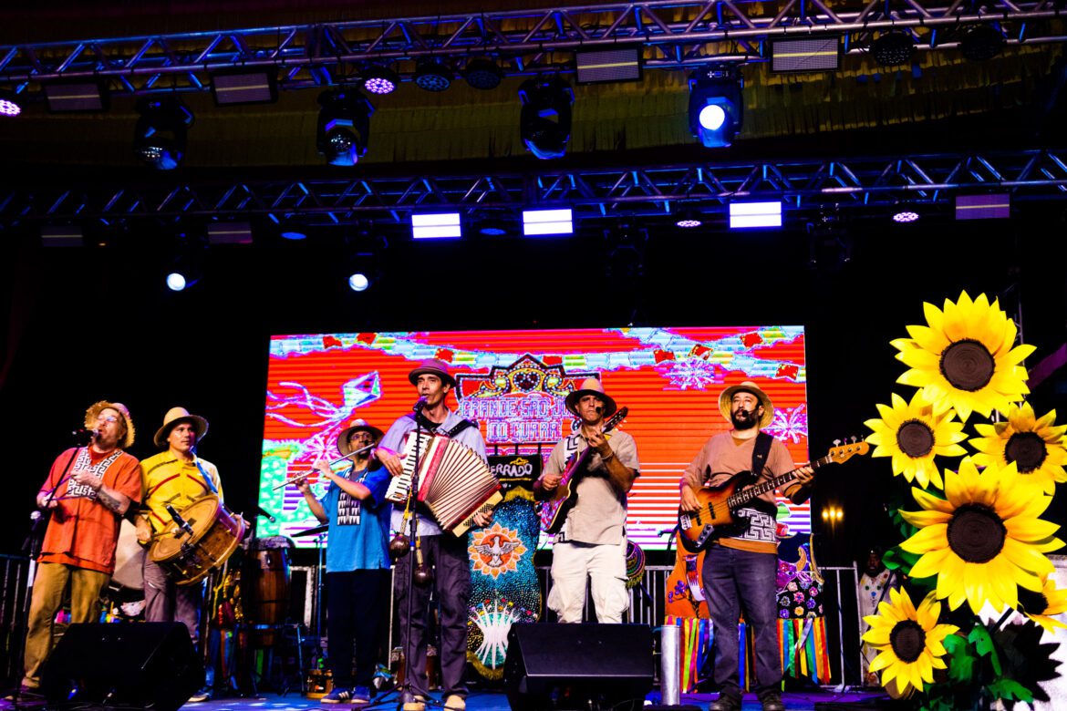 Pé de Cerrado apresenta o musical “Homenagem aos Mestres”