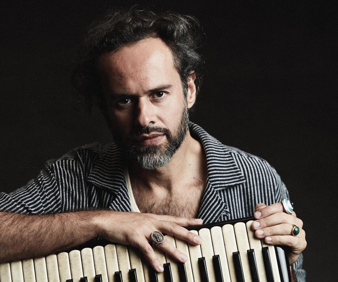 Marcelo Jeneci apresenta show novo no Teatro dos Bancários