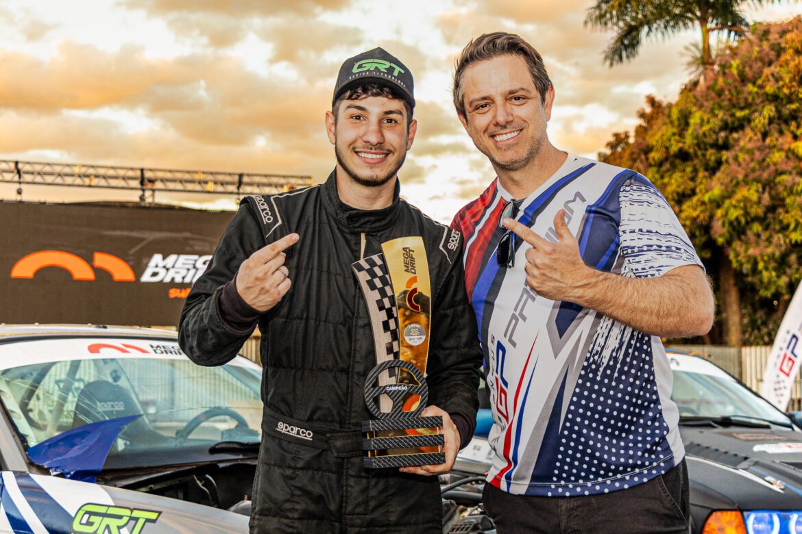 Tales Raffi levanta a taça da segunda etapa do Mega Drift Brasil