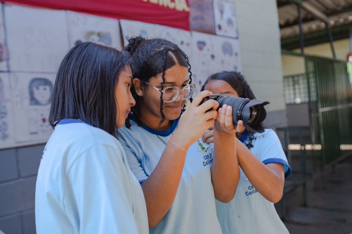 Alunos de escola pública de Sobradinho aprendem a como gravar um videoclipe