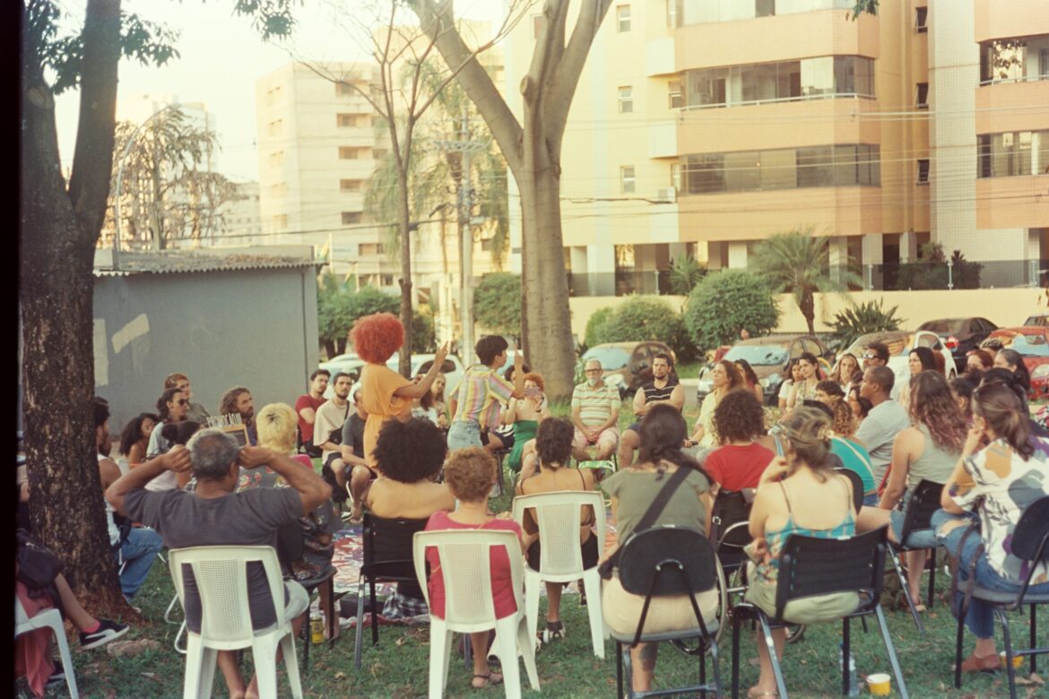 Peça a céu aberto coloca público para escolher histórias que quer assistir