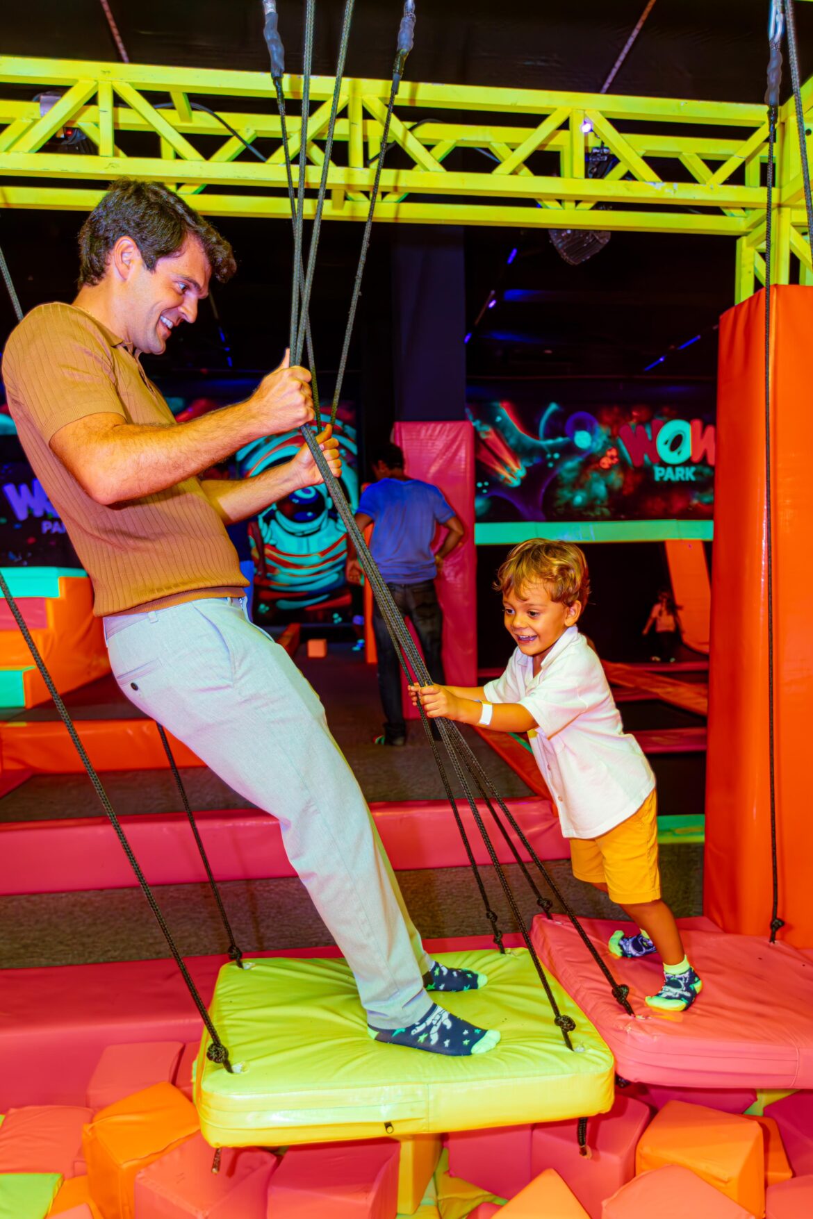 Pai e filho se divertem juntos no Wow Park
