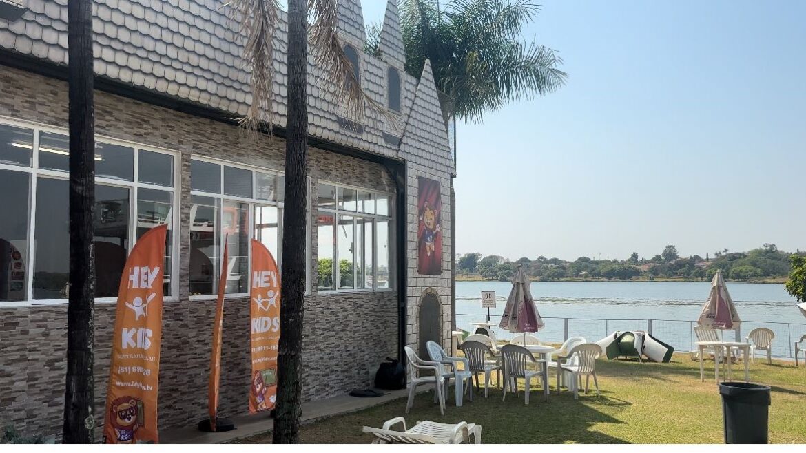 Escolas suspendem aulas devido à seca e fumaça; Hey Kids adota medidas para proteger alunos