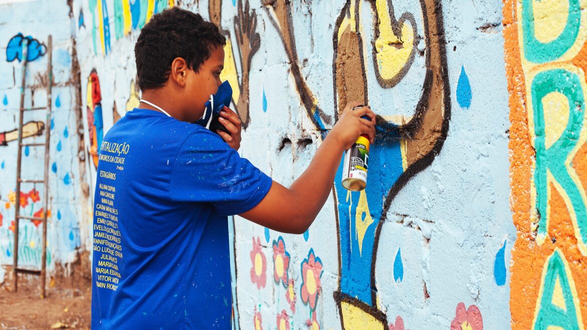 Jovens da periferia colorem muros da cidade com arte
