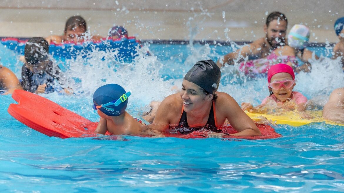 Natação infantil na academia D'stak: diversão e desenvolvimento para crianças