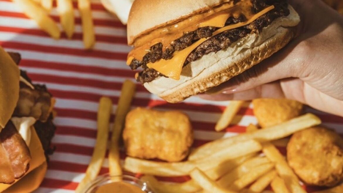 Foster's Burger inaugura nova unidade em Águas Claras e anuncia novidades para o público