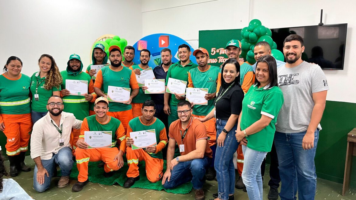 Curso gratuito de conserto de celular transforma realidade de garis do DF