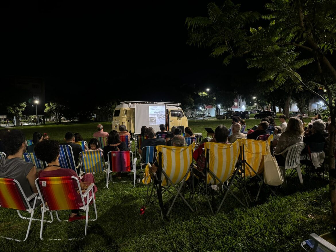 Cine Pipoca no Rolê: projeto da UnB promove exibições gratuitas de filmes pelo DF em uma kombi-casa