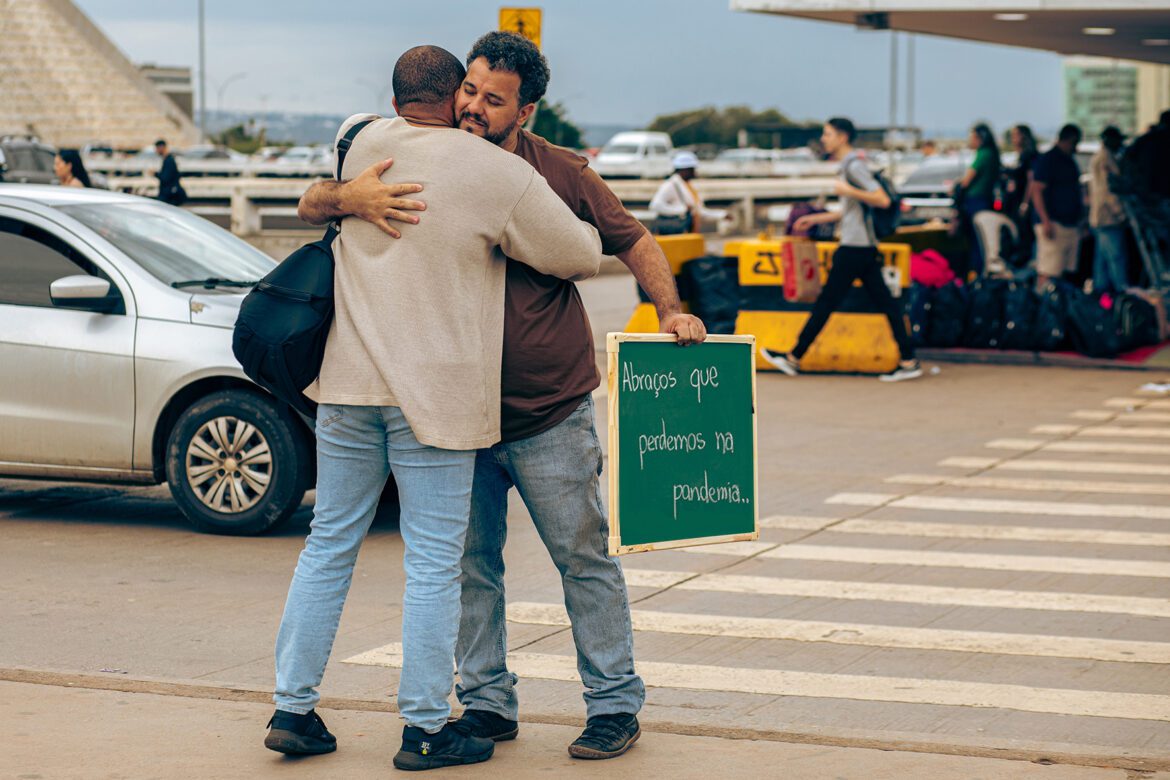 Performer cria vídeos que convidam a refletir sobre segurança