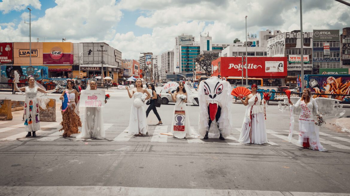 Oito mulheres usam vestidos de casamento transformados em obras de arte e provocam um alerta para a violência