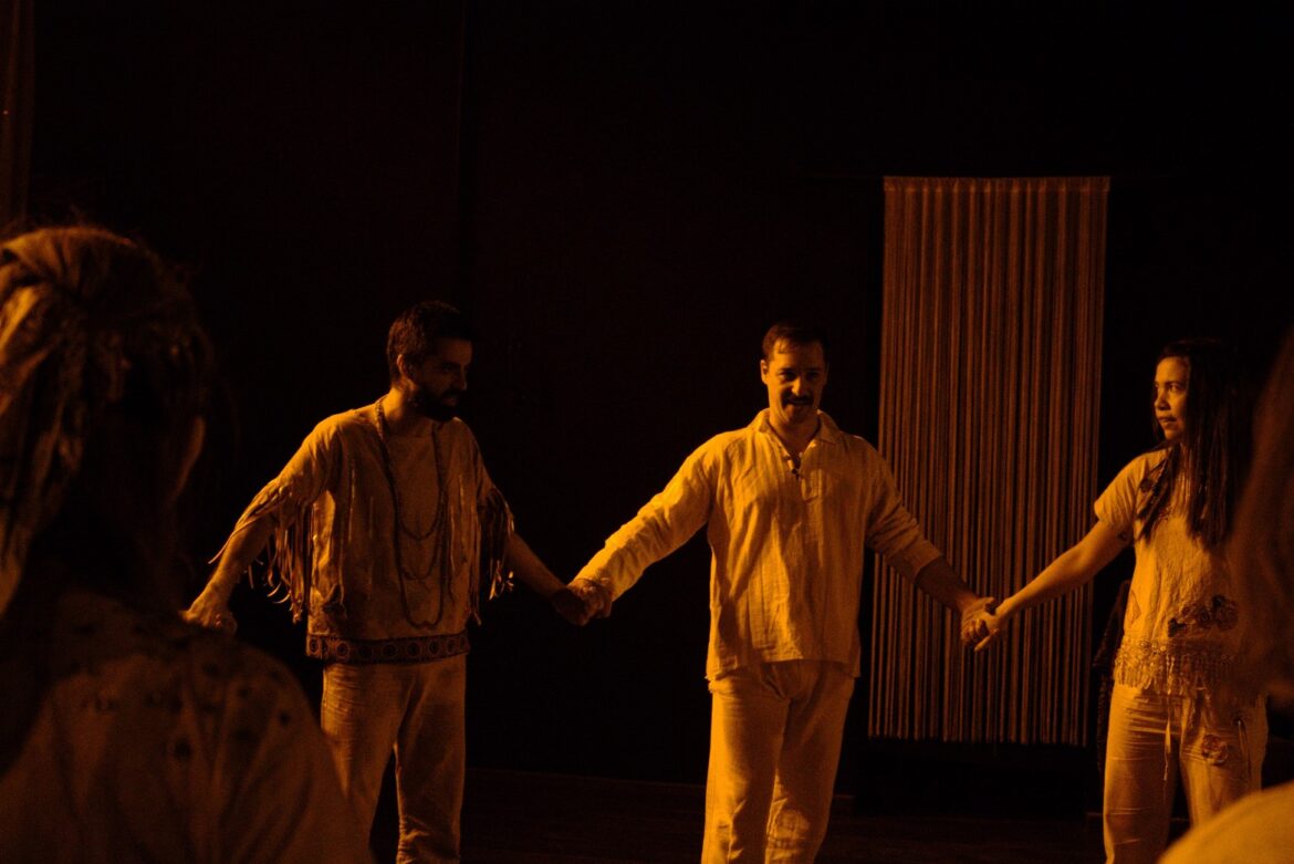 Espetáculo conta a história da colonização do Brasil pelo olhar nordestino