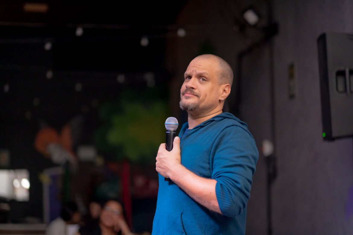 Em cartaz no Teatro Brasília Shopping, stand-up de Paulo Mansur aposta no humor inclusivo e inteligente