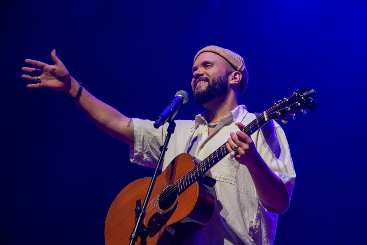 Estêvão Queiroga apresenta “Chegou a Minha Vez” no Teatro Brasília Shopping
