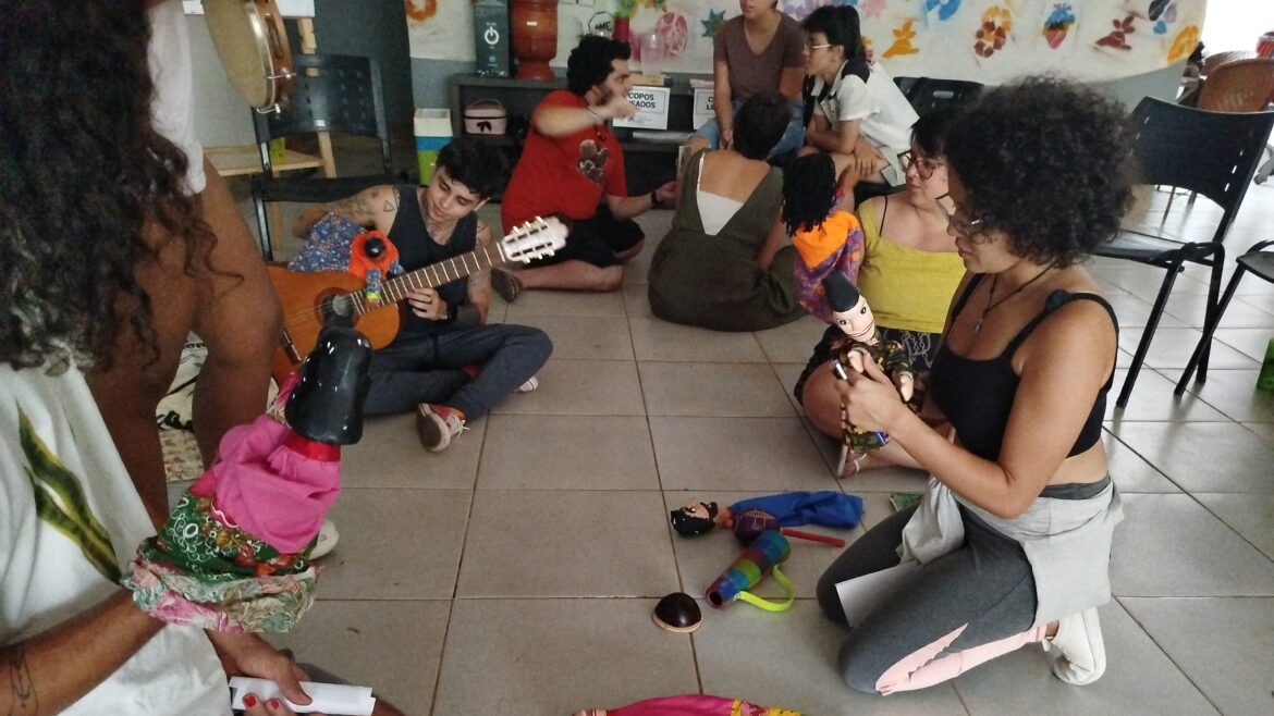 Projeto gratuito destaca a cosmologia das artes em Brasília com aulas e visitas a espaços culturais