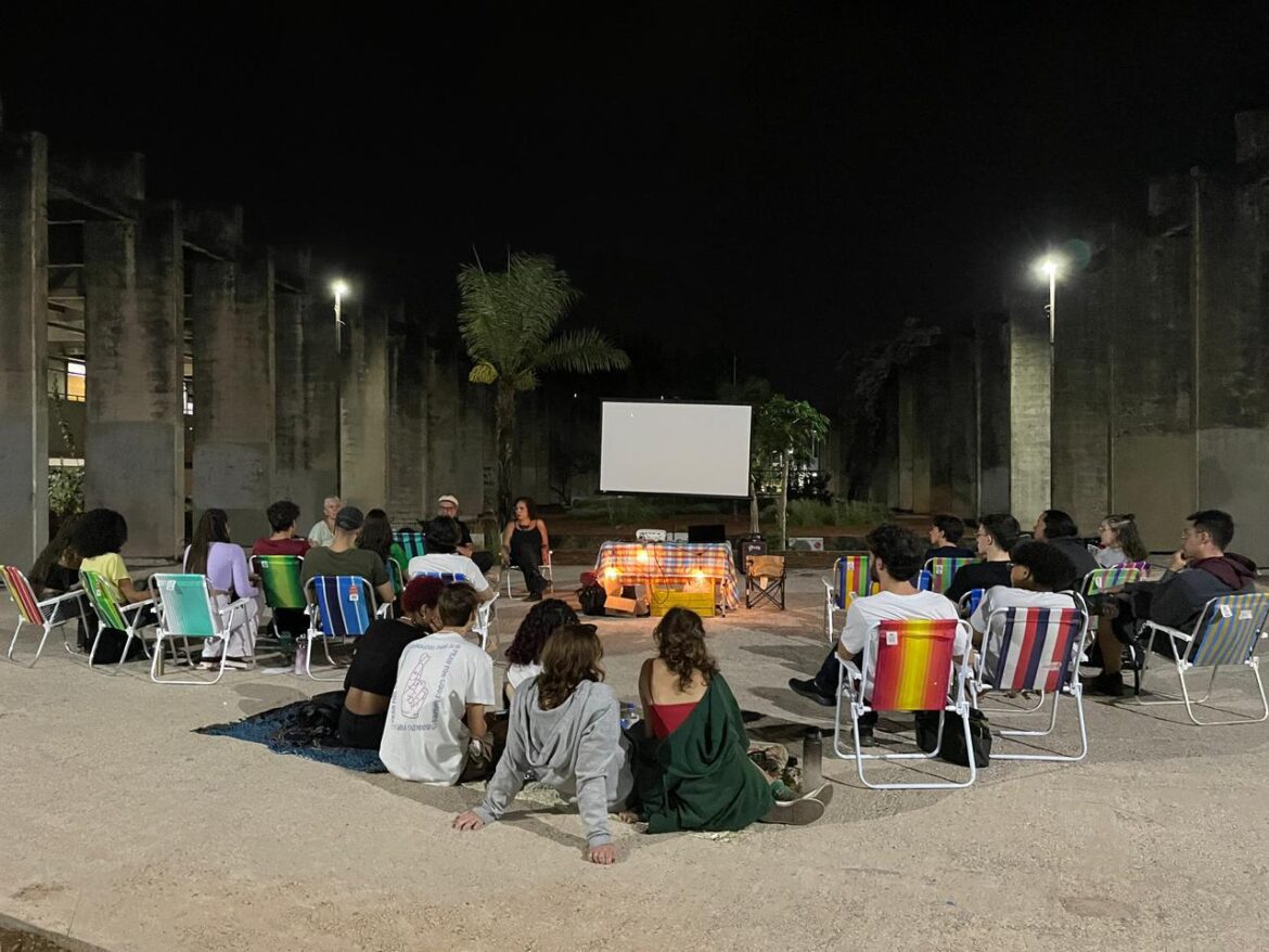 Cine Pipoca no Rolê: projeto da UnB promove exibições gratuitas de filmes pelo DF em uma kombi-casa