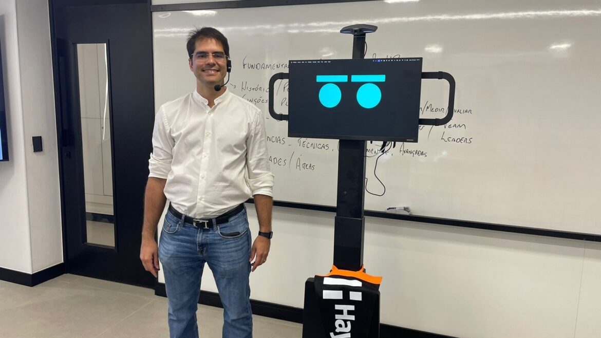 Robô conecta estudantes a professores internacionais em Brasília