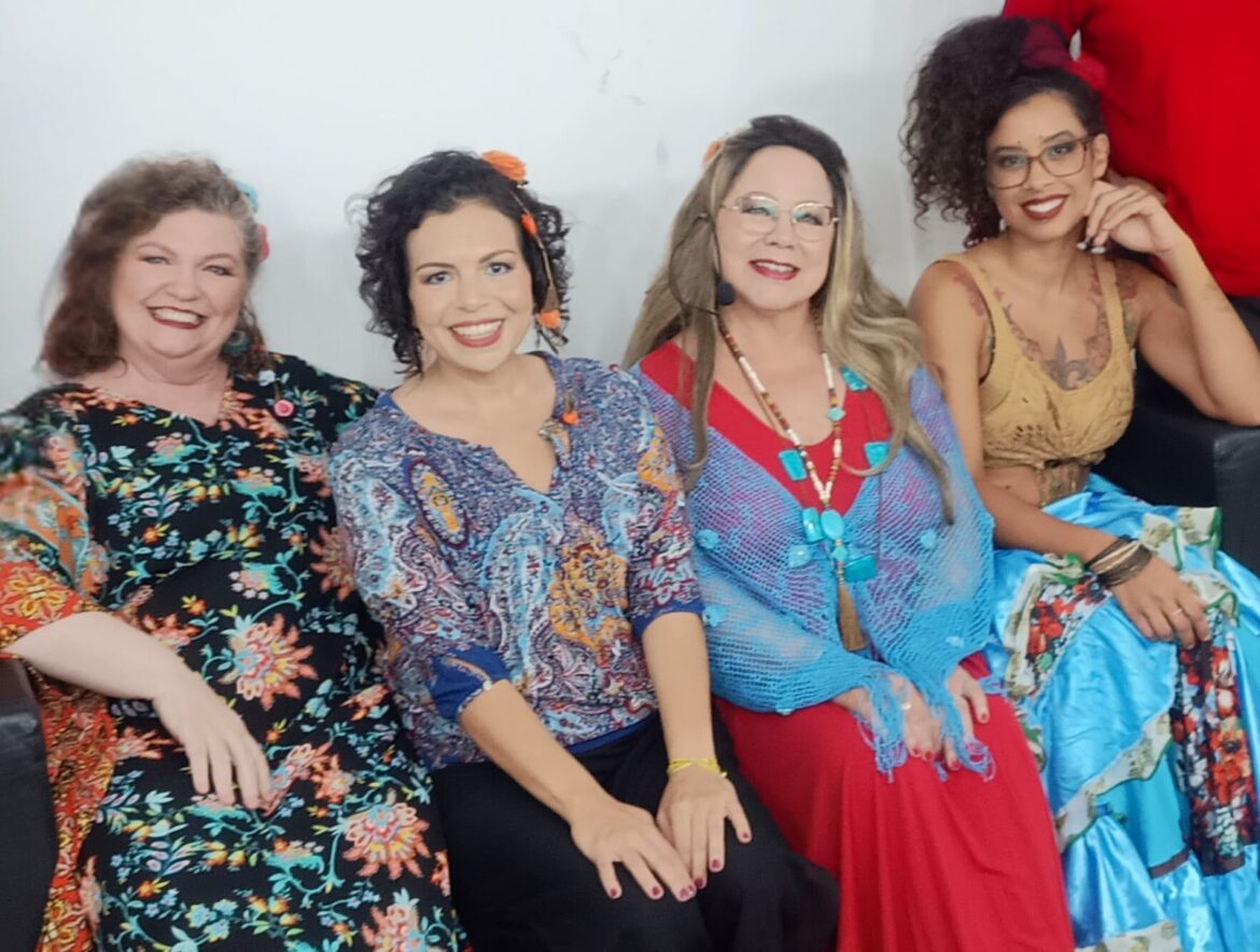 Biblioteca Demonstrativa recebe exposição sobre as mulheres na construção de Brasília e apresenta espetáculo "Como La Cigarra"