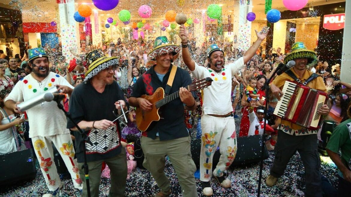 Em clima de folia, Pé de Cerrado e Maria Vai Casoutras agitam Ressaquinha de Carnaval no TGS