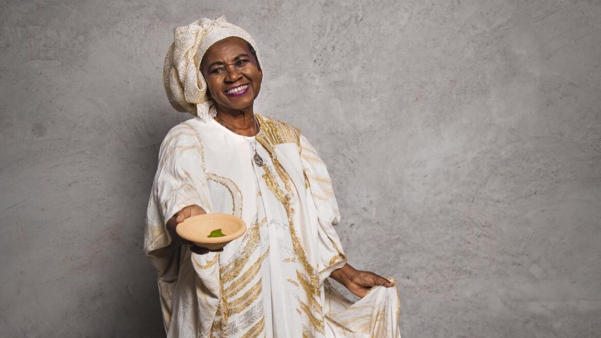 Caixa Cultural Brasília Apresenta Áurea Martins Com o Show Senhora Das Folhas