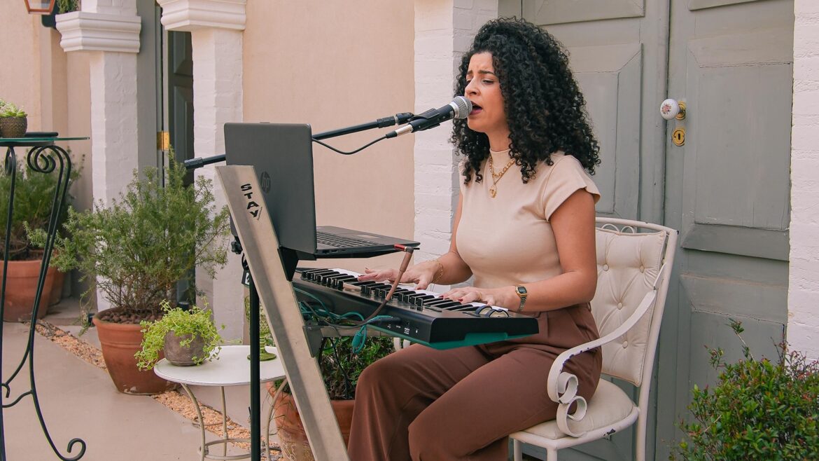Thalyta Jubé lança álbum "Rei do Universo" com show intimista na Biblioteca Demonstrativa