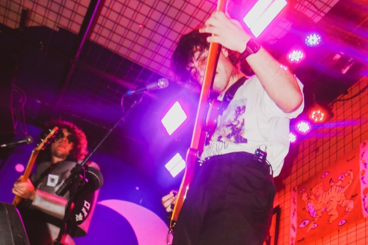 Banda Turno Noturno agita Infinu em show cheio de energia