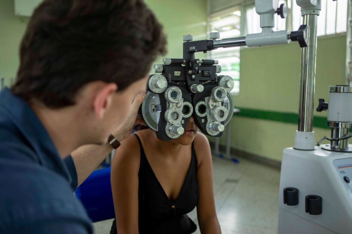 Mutirão oftalmológico do projeto Em Um Piscar de Olhos atende estudantes do Gama