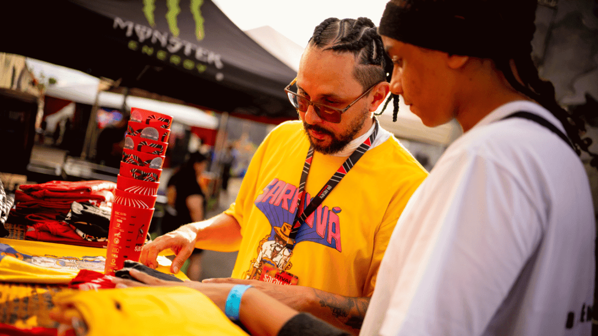 A próxima edição do Sarau-Vá vai levar música e poesia para a Casa Akotirene, em Ceilândia Norte