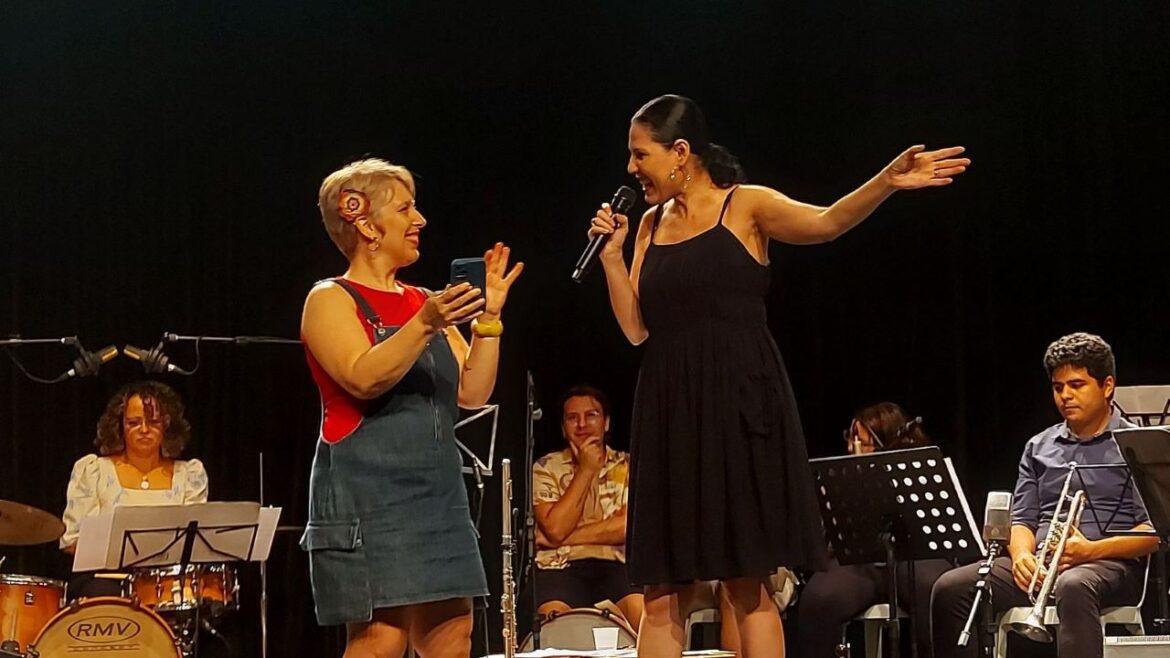 Orquestra Popular Salve Glória encerra turnê com anúncio da vencedora do concurso “Flutuando”