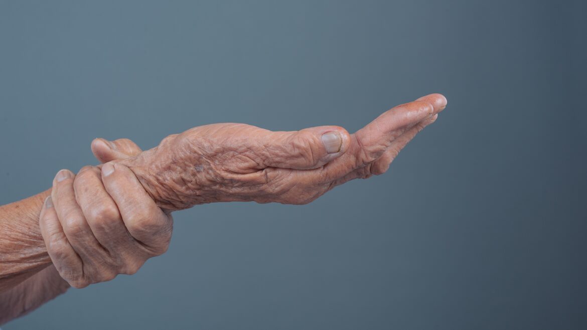 Abril: Mês de conscientização sobre a doença de Parkinson – Sintomas e tratamentos que melhoram a qualidade de vida