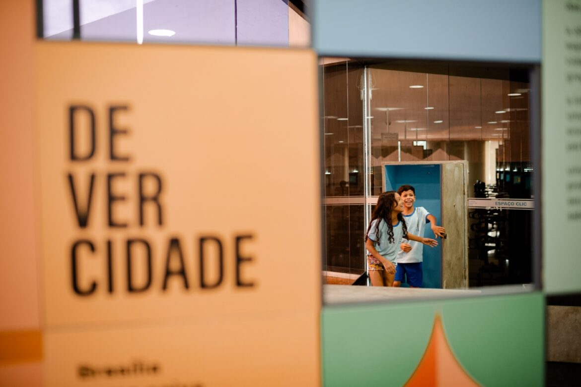 Instalação DE VER Cidade - Brasília Numa Caixa de Brincar celebra o aniversário da capital