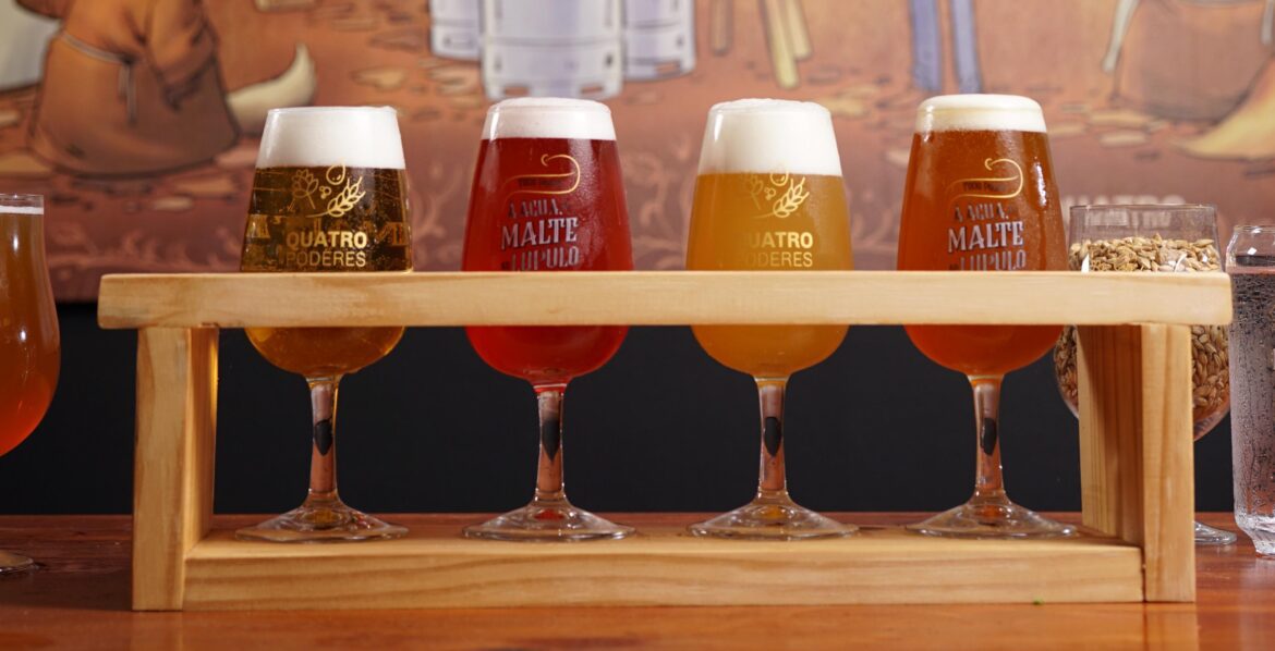 Fábrica de Portas Abertas: Cerva Ao Quadrado e a Cervejaria Quatro Poderes convidam o público para experiência cervejeira em São Sebastião