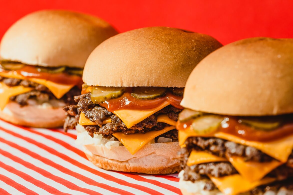 Foster’s Burger tem opções a R$ 14,90 somente nesta quarta-feira (28)