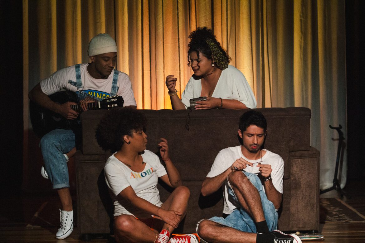 Cia. Barril aborda os impactos da adolescência na vida adulta em “Eternos”