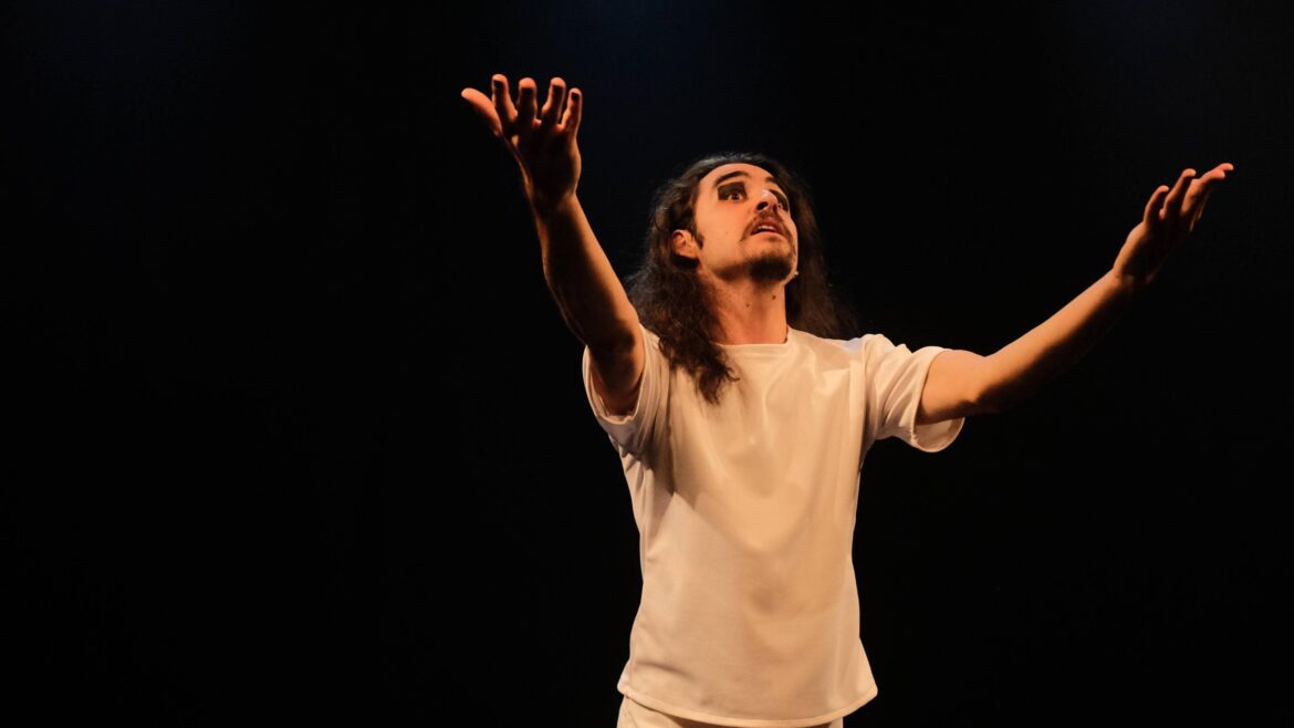 "DEMOS": solo de Luca Lima provoca o público com humor e urgência poética no Teatro Brasília Shopping