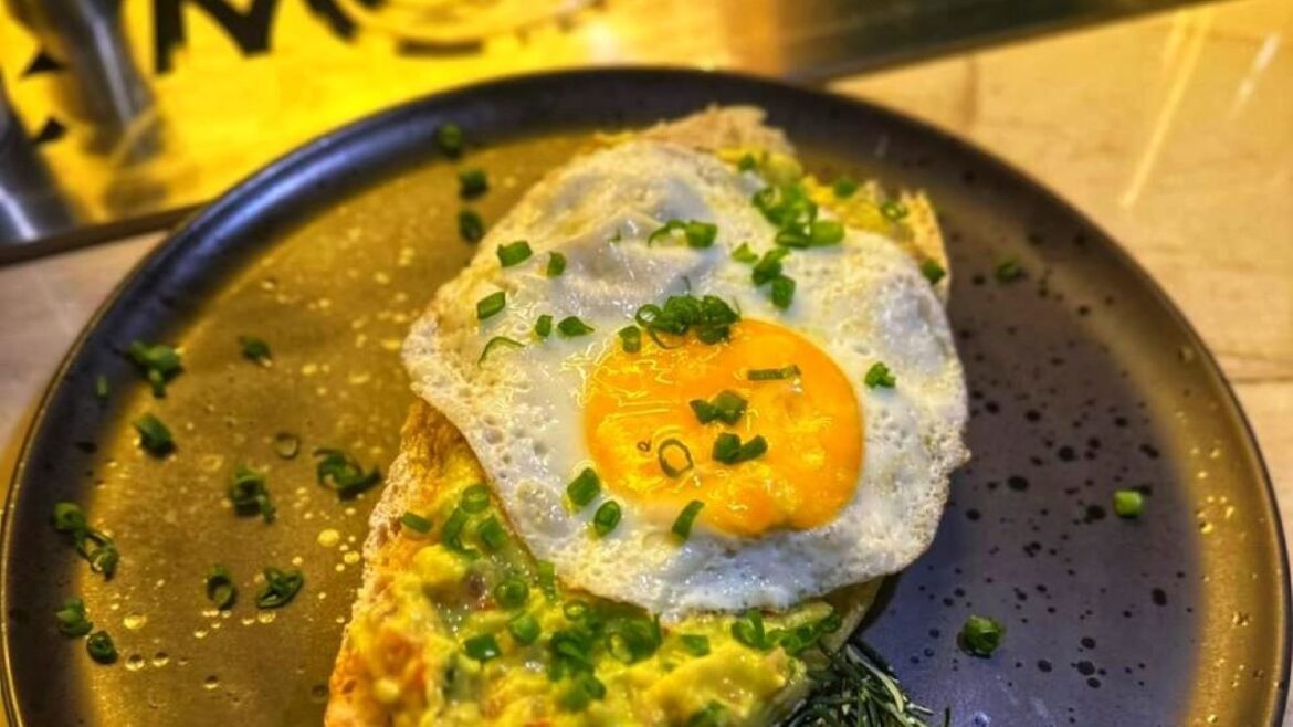 Monet Speakeasy estreia Bottomless Brunch com DJ e drinks à vontade