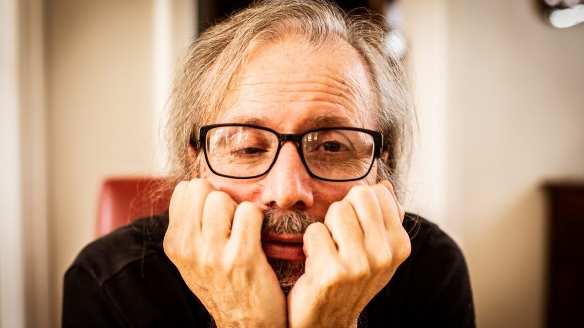 Biblioteca Demonstrativa recebe lançamento do livro Homem-Urubu, de Rogério Skylab