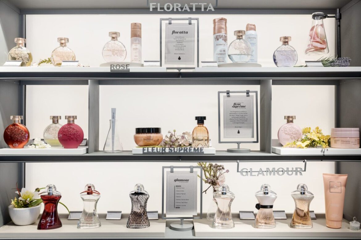 Inspirado na tendência de layering, Boticário aposta em expertise de perfumaria para promover combinações de fragrâncias