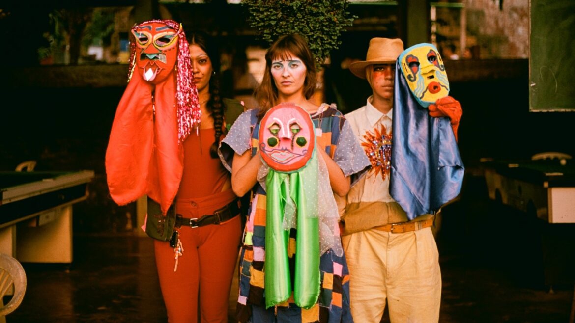 Brasília recebe espetáculo "Nessa Noite Perfumosa", peça teatral brincante, no Espaço Cultural Renato Russo