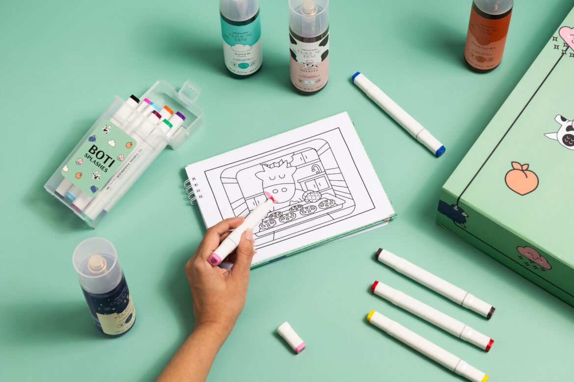 O Boticário combina trends virais das redes sociais e cria seu primeiro livro de colorir, inspirado nos body splashes queridinhos da marca